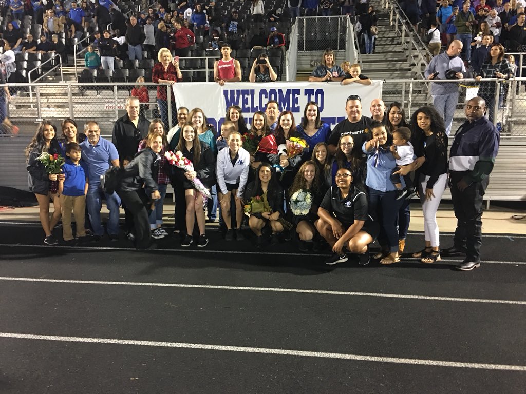 hollymcabshire's tweet photo. So proud of my seniors!! What an awesome group they have been! I️ am so blessed to have had this time with y’all!!!! #seniornight2017 https://t.co/ukW7yt0cAB