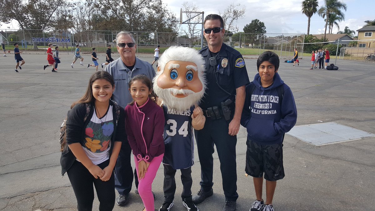 marine_view's tweet photo. Opening day of the Mariner Store celebrated with HBPD and Maurice the Mariner - Big thanks to parent volunteers today! https://t.co/NuUEUuvzg6