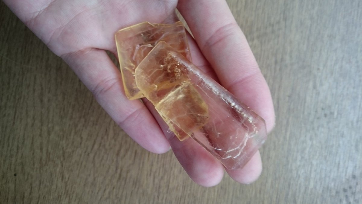 受川san 家の納屋から50年以上前の醤油 を入れる壺が何個かあって 庭に飾るために引っ張り出してきた 中の掃除してたら醤油がまだ入ってて中で結晶に