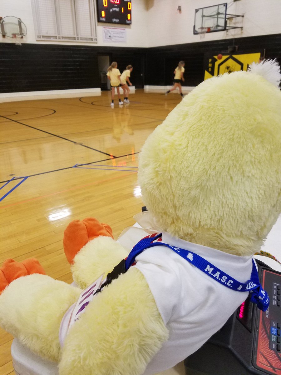 FMS_StuCo's tweet photo. MO watching the 8th grade shooting free throws during Sports Spectacular.   @MASCstuco #proMOte #fmsteach https://t.co/0e7FPHgTVp