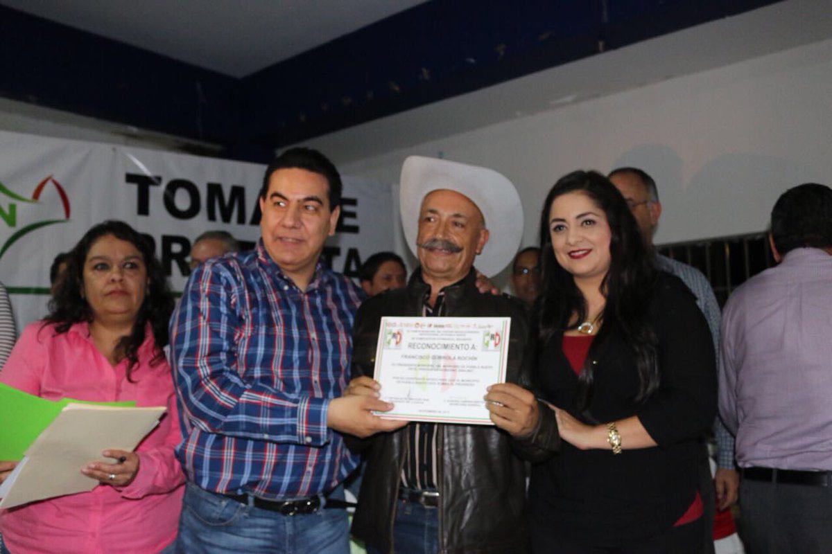 AlyGamboa's tweet photo. Entrega de reconocimientos a ex presidentes del CDM PRI Pueblo Nuevo @CDE_PRI_Durango @EnriqueBenitezO https://t.co/yz7wUQp7RV