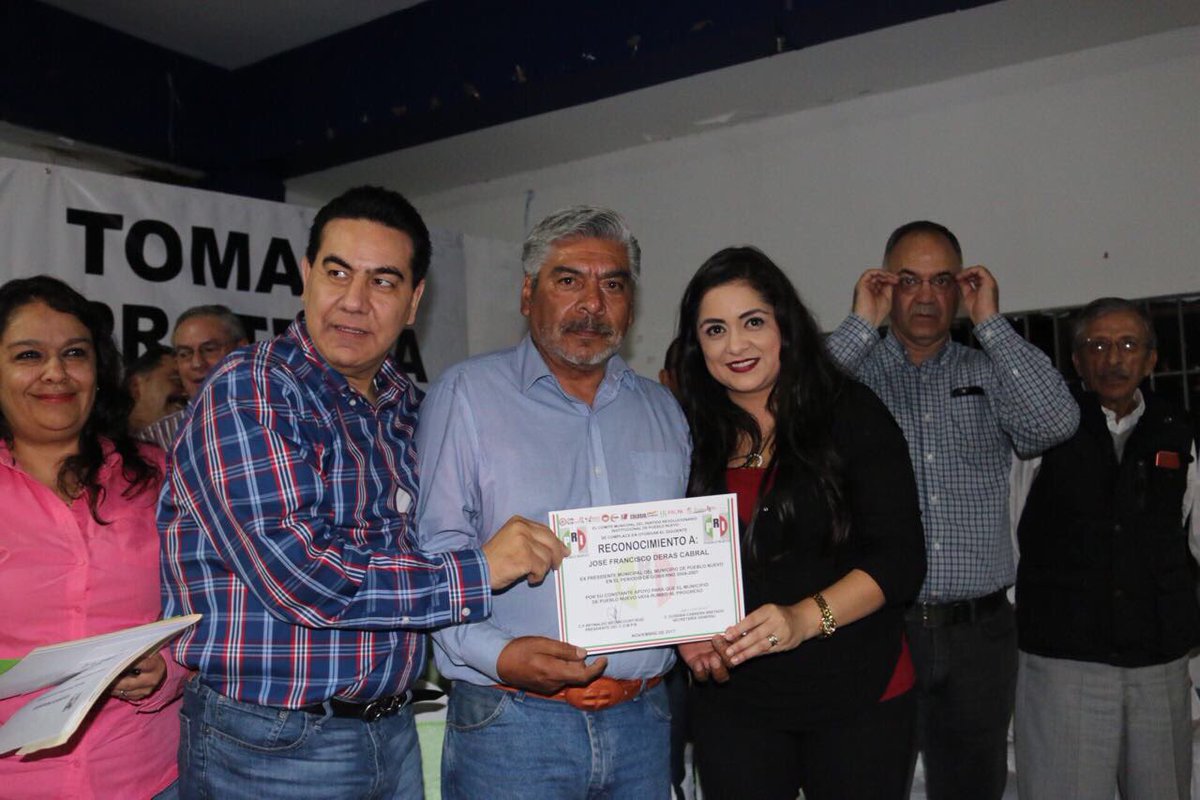 AlyGamboa's tweet photo. Entrega de reconocimientos a ex presidentes del CDM PRI Pueblo Nuevo @CDE_PRI_Durango @EnriqueBenitezO https://t.co/yz7wUQp7RV