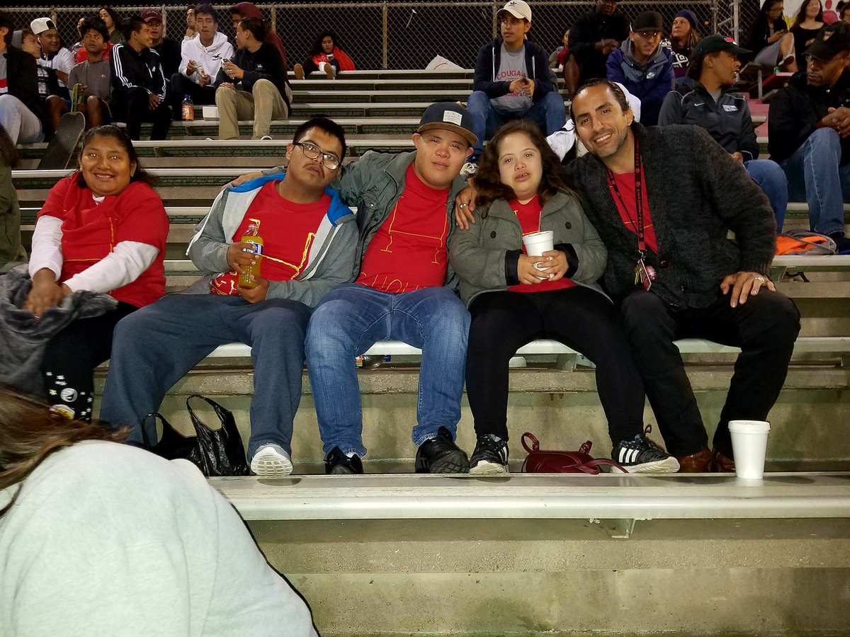 KoolKrewLV's tweet photo. Let's go Cougars!!! @CVUHSDnews @HHSCougars @theCVway @vlandesfeind https://t.co/yFi4vowTaO