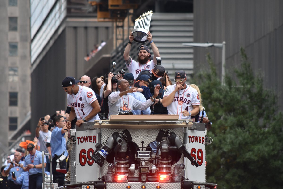 KHOU's tweet photo. Here come the champs!  #HoustonStrong #EarnedHistory #KHOU @Astros Photos: https://t.co/Gr7zDJLeML https://t.co/dQzW4y00e2