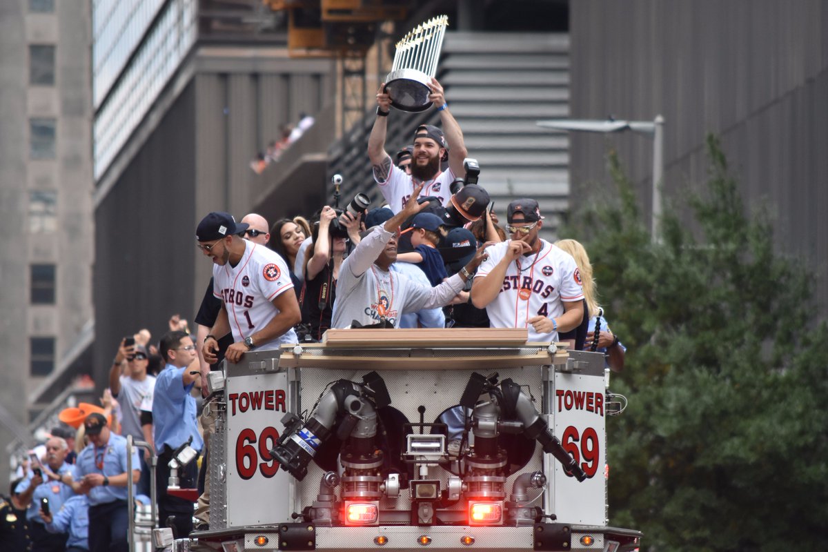 KHOU's tweet photo. Here come the champs!  #HoustonStrong #EarnedHistory #KHOU @Astros Photos: https://t.co/Gr7zDJLeML https://t.co/dQzW4y00e2