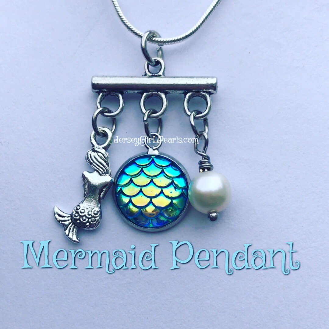 MAKING A SPLASH! 🌊 Bright mermaid tail charm surrounded by a beautiful mermaid silhouette and your beautiful pearl! Coming soon to our site!