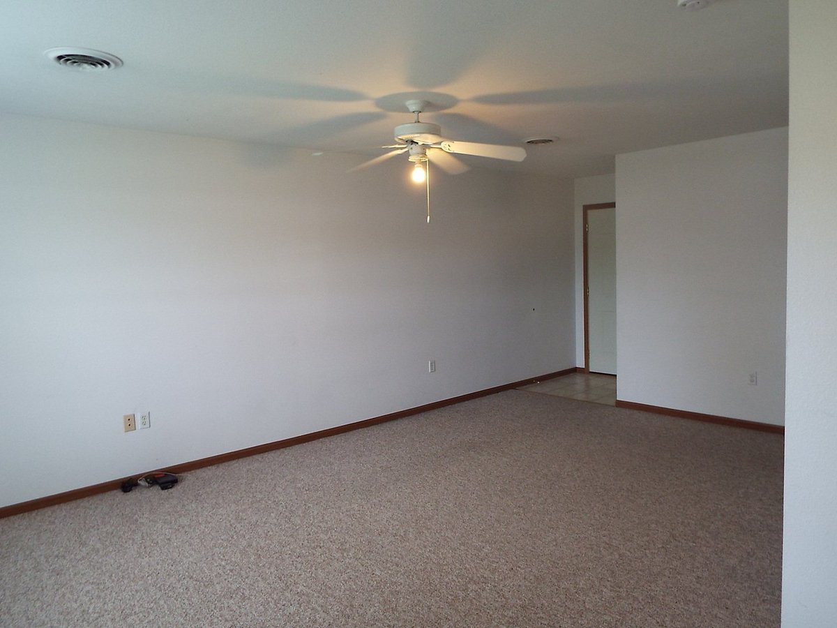 Pma_property's tweet photo. 1260 #Sanpat Lane 2 bd / 1.5 ba apt for only $650/mo! Includes washer and dryer! #PMAProperty #Cdale
Call 618-922-8423 to view! https://t.co/6Khhj86QWz