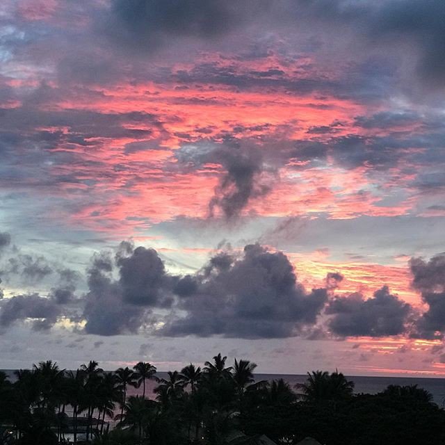 Reposting @travelingwithpms:
Even when you think there won’t be a sunset because of the clouds... there it is!

#travelwriter #travel #oahu