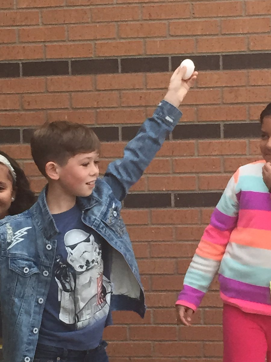 CarterKdcarter's tweet photo. Second round egg drops were successful.  We only had one fatality.  Made for great discussion on how to improve their design! #smithleopard https://t.co/ggPt5myPEp