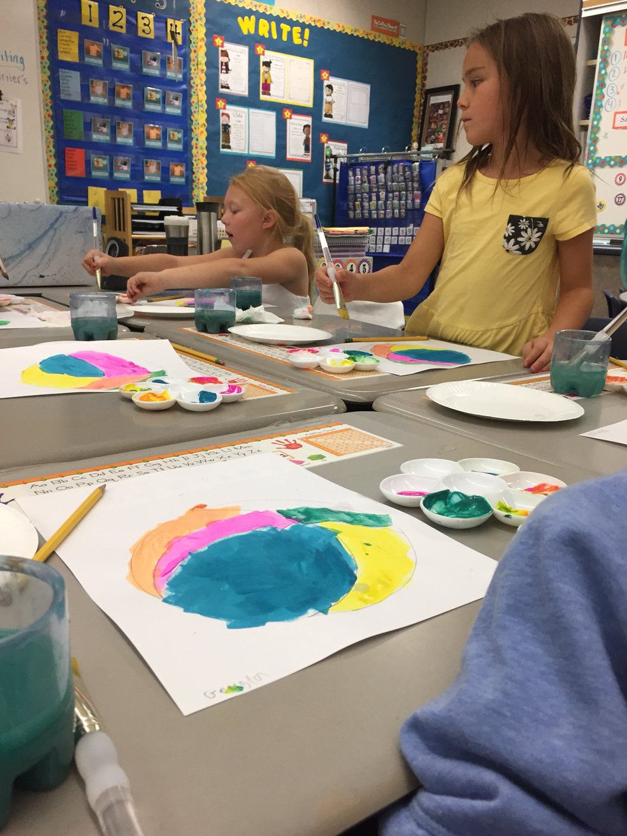 TeachMrsGibbs's tweet photo. Mixing primary colors in our first art docent lesson of First Grade @rcsdblueoaks #RCSDChampion https://t.co/l81SMGqIah