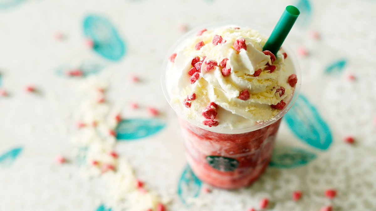 Starbucks_J's tweet photo. コクのあるホワイトチョコレートと甘酸っぱいラズベリーのハーモニーに、思わず笑顔がこぼれる「ラズベリー ホワイト チョコレート フラペチーノ® 」。クリスマスシーズンの訪れにワクワクしながら、ひとやすみ😊　https://t.co/SmXabSne0n https://t.co/JeSuwMl3or