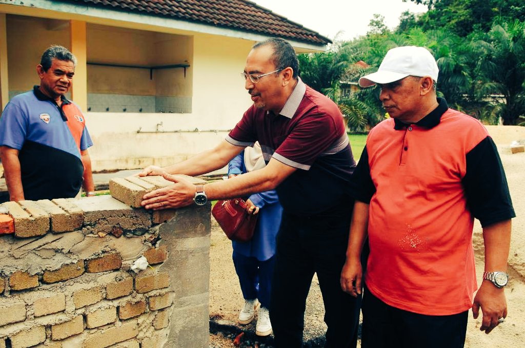 JailaniJohari's tweet photo. Bergotong royong bersama PIBG SMK Kuala Jenderis pagi ini. https://t.co/tidbYpQ81d
