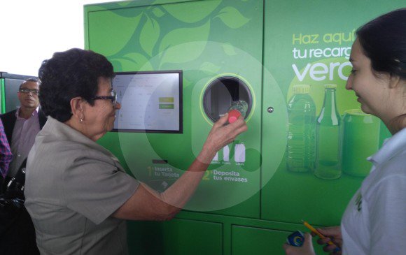 murveksas's tweet photo. En dos meses de operación, la máquina que cambia botellas recicladas por saldo en la Tarjeta Cívica ha recibido más de 200 mil envases. https://t.co/feJh6E0sxA