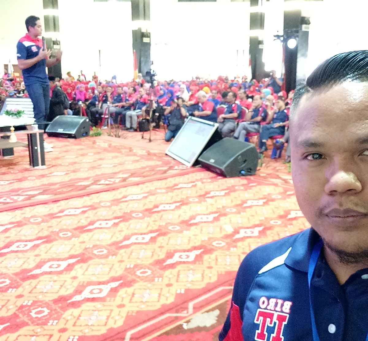 encikzapa's tweet photo. Apa yang Abah @khairykj 'bebelkan' tu? Bukan bebel,tapi nasihat. Seorang Abah memang begitu. 😜😜

#KMS2017 https://t.co/Zt6w3YZlaC