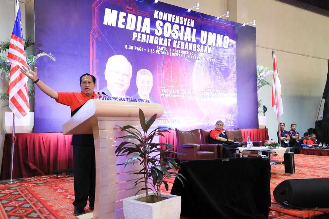 DrZahidHamidi's tweet photo. Bersama pengiat medial sosial di PWTC pagi ini. Terima kasih kerja keras yg sentiasa diberikan membantu kerajaan salurkan fakta kpd rakyat. https://t.co/1eJ1MJxxOb