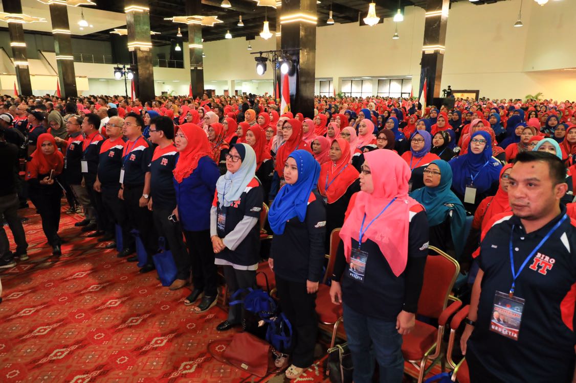 DrZahidHamidi's tweet photo. Bersama pengiat medial sosial di PWTC pagi ini. Terima kasih kerja keras yg sentiasa diberikan membantu kerajaan salurkan fakta kpd rakyat. https://t.co/1eJ1MJxxOb