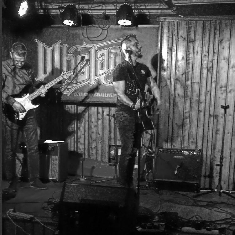 ♠️
.
.
.
.
.
#whelans #gibson #gibsonj45 #fender #mesaboogie #siksilk #dublin #musician #bandana #guitar #instamus… ift.tt/2h4KNgc