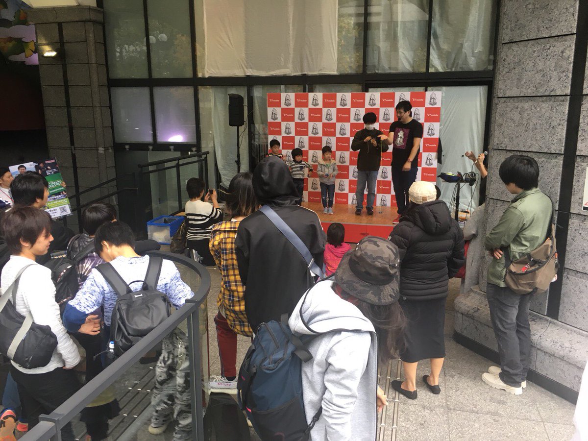 ヨーヨー専門店リワインド 京都ヨドバシ でのパフォーマンス おかげさまで今回も盛り上がっております ワイモバイルさんとのコラボレーションで ヨーヨーが当たるガチャガチャ祭も開催しておりますので お近くの方は是非お立ち寄りください 本日最後の