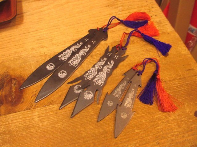 武装商店 営業時間12 00 19 00 火曜定休 A Twitter しょうかい 鏢 ヒョウ 大 360 中 290 小 250 全て税込 雑に言うと中華式手裏剣のようなもの 鉄製 便宜上大中小としてますが形状からバラバラ 房が２色あり 在庫有るときは選択可