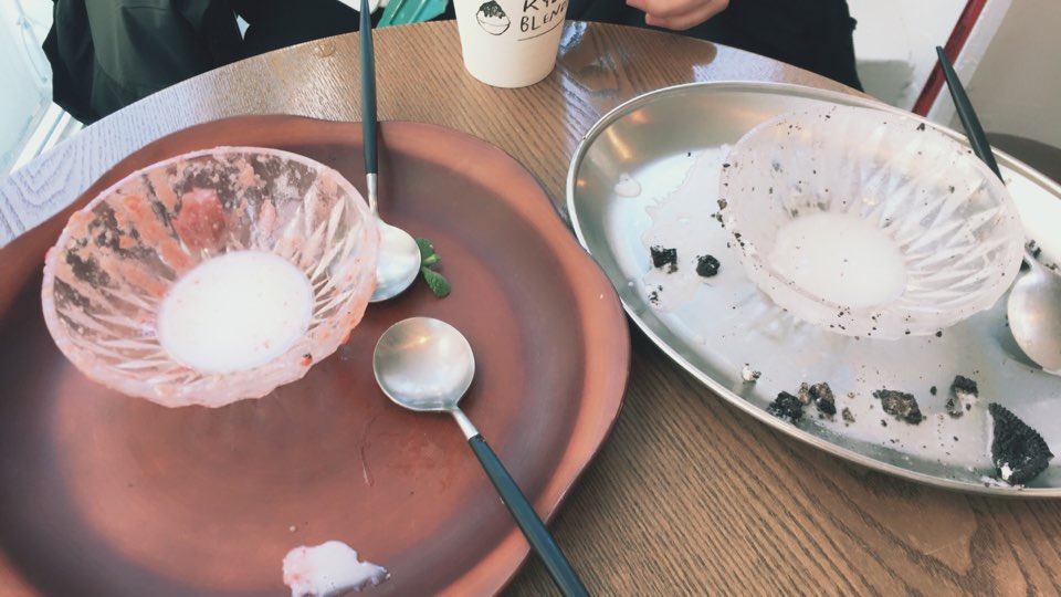 HoWon_official's tweet photo. 참팬과 즐거운 점심 이후
빙수까지 올킬한 호원쓰 🍧

#호원 #호야 #HOWON #HOYA https://t.co/T8TmX5qyOv