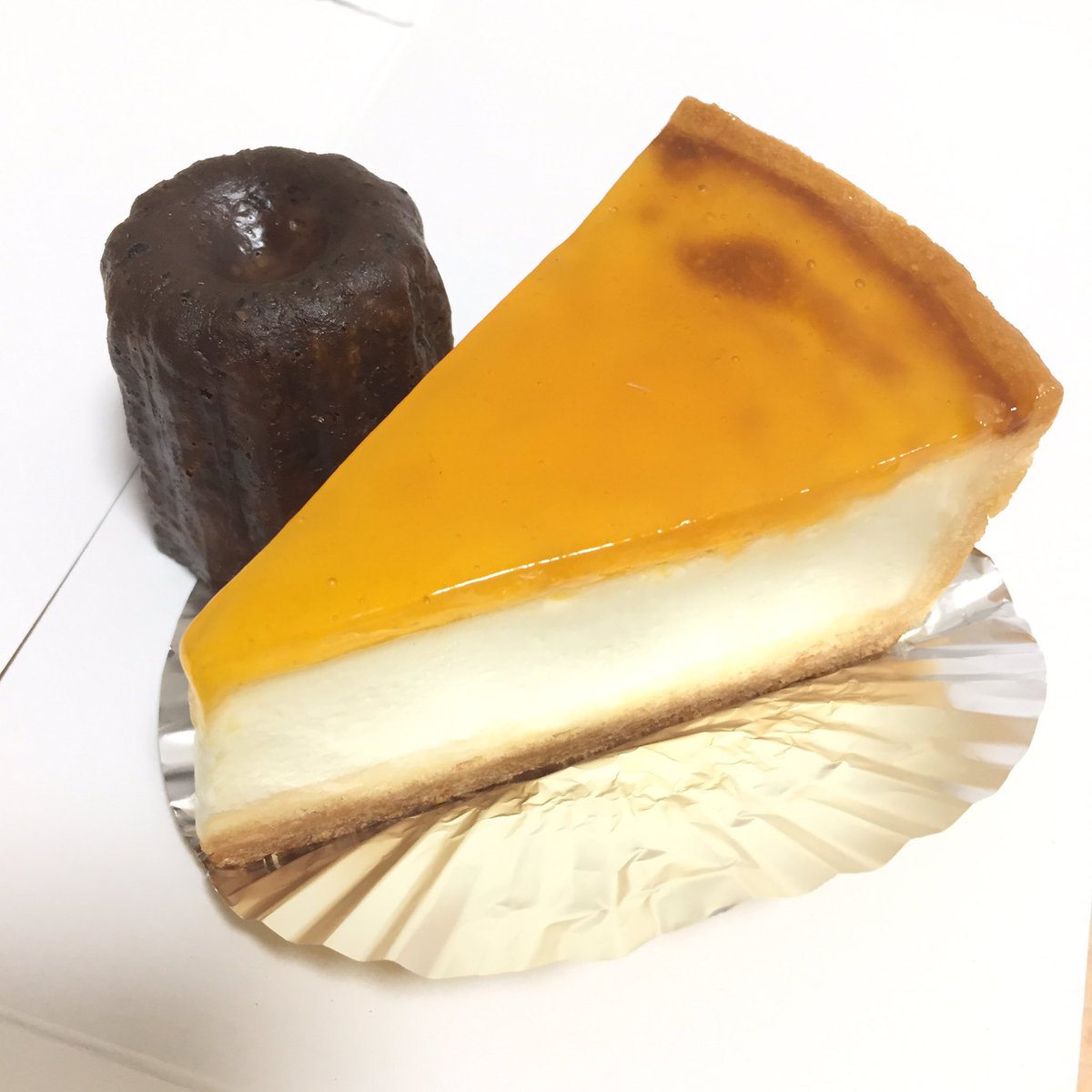 ゆり V Twitter テンション爆上げおやつ デリチュースのチーズケーキとブルトンヌのカヌレ チーズケーキは数年ぶりに食べたけど 濃厚 チーズと甘酸っぱい杏ジャムが抜群の相性だし タイミング良く焼きたてをゲットしたカヌレは外ガリガリで中もっちり甘くて