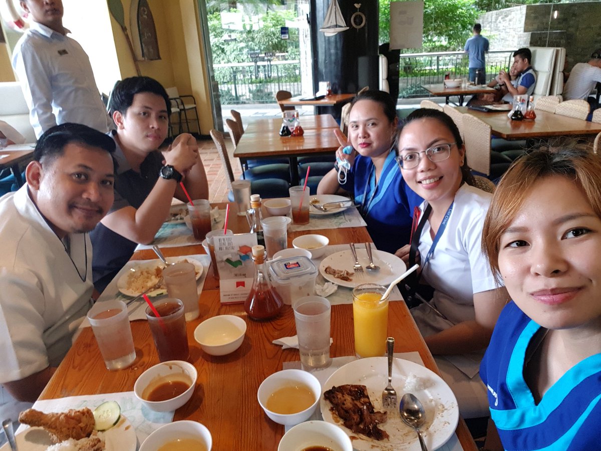 clnfjrdo's tweet photo. lunch with tmc pips #giligans https://t.co/socyiuSh2z