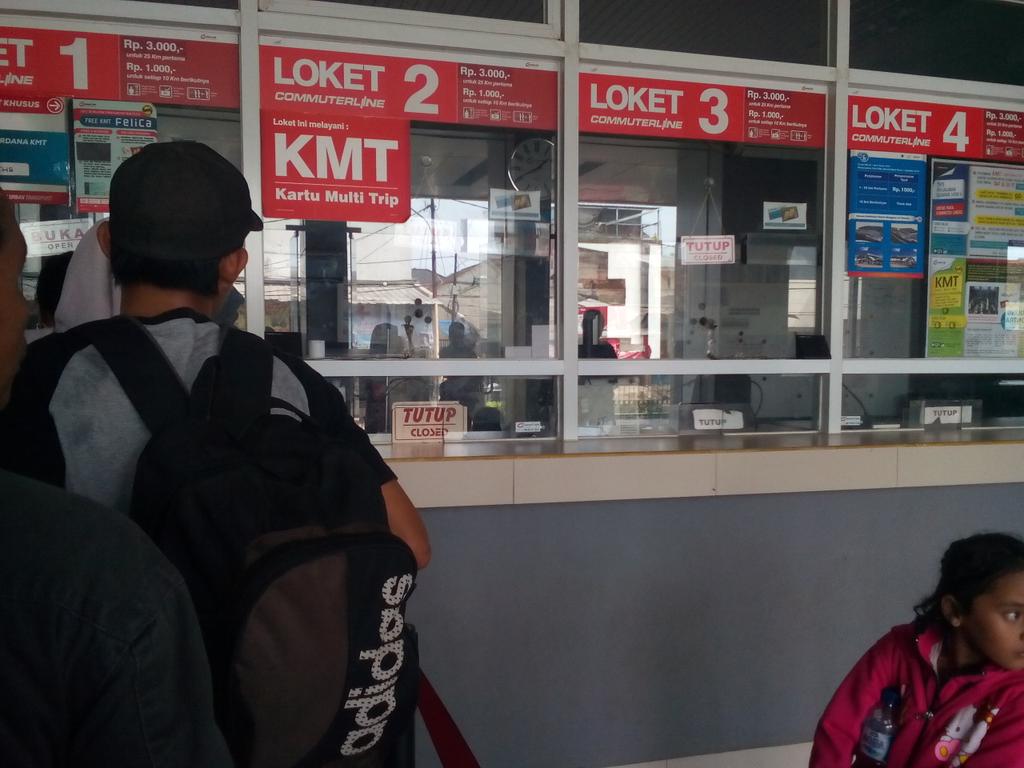 dhinov's tweet photo. Mhon di perbaiki sistem tiket di stsin parungpanjang 4 tiket trsdia hny ada 1 tiket di buka https://t.co/2syqY3QuaM