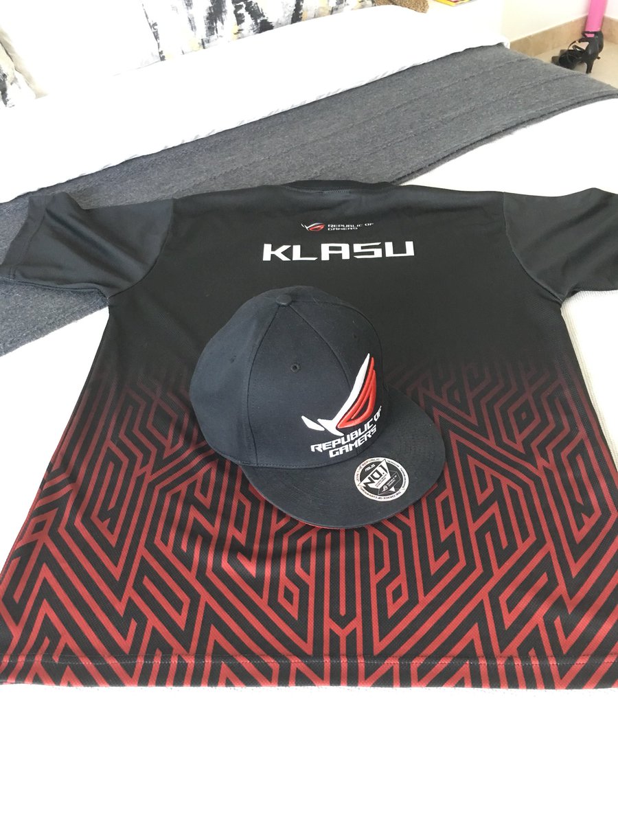 KlasuGG's tweet photo. Thanks @ROG_ME for trusting me with a microphone at #ROGKnights and sorry for the dad jokes. https://t.co/3Op1tsdIaS