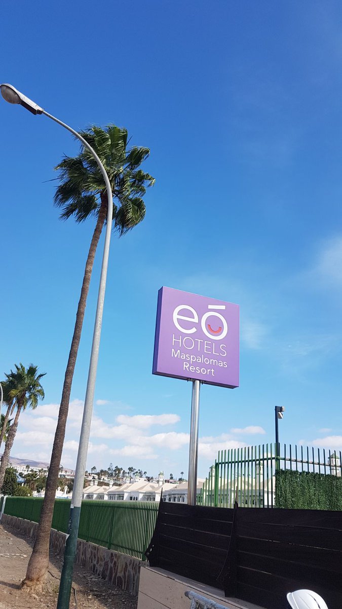 publexcan's tweet photo. Rótulo luminoso  dos caras, iluminación led y banderolas en lona rotuladas en vinilo de corte, póster de aluminio para @eo_hotels Maspalomas https://t.co/BXOSX5AGhz
