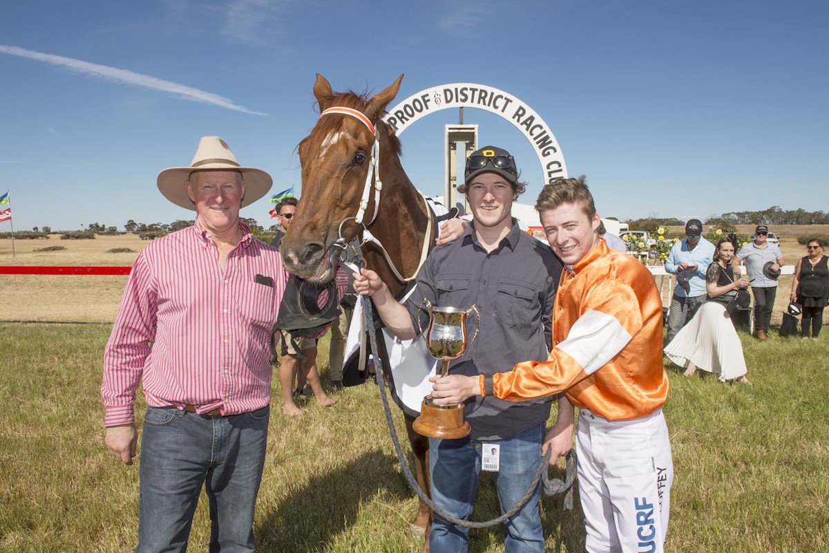 Racing's tweet photo. How good is this. @Htcoffey goes back-to-back in the Wycheproof Cup with Vianden for his father @coffeyracing. @Country_Racing https://t.co/llytX1Dmpb