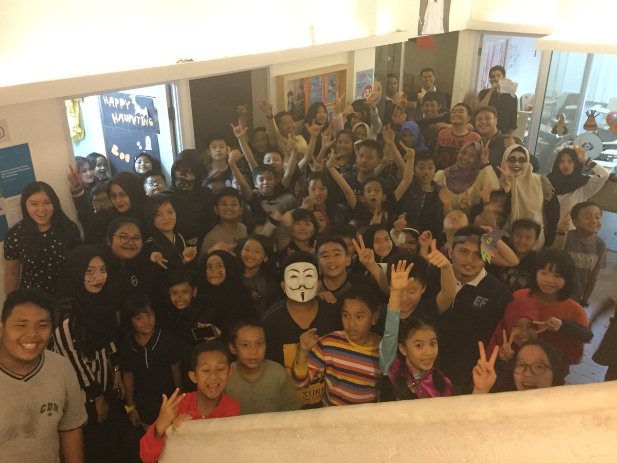 PKUEnglishFirst's tweet photo. #Halloween2017 
This year we mark the Halloween by dressing up, face painting, playing games and do 'trick or treat'. 🎃🎃🎃 https://t.co/cRUnnIlrdW