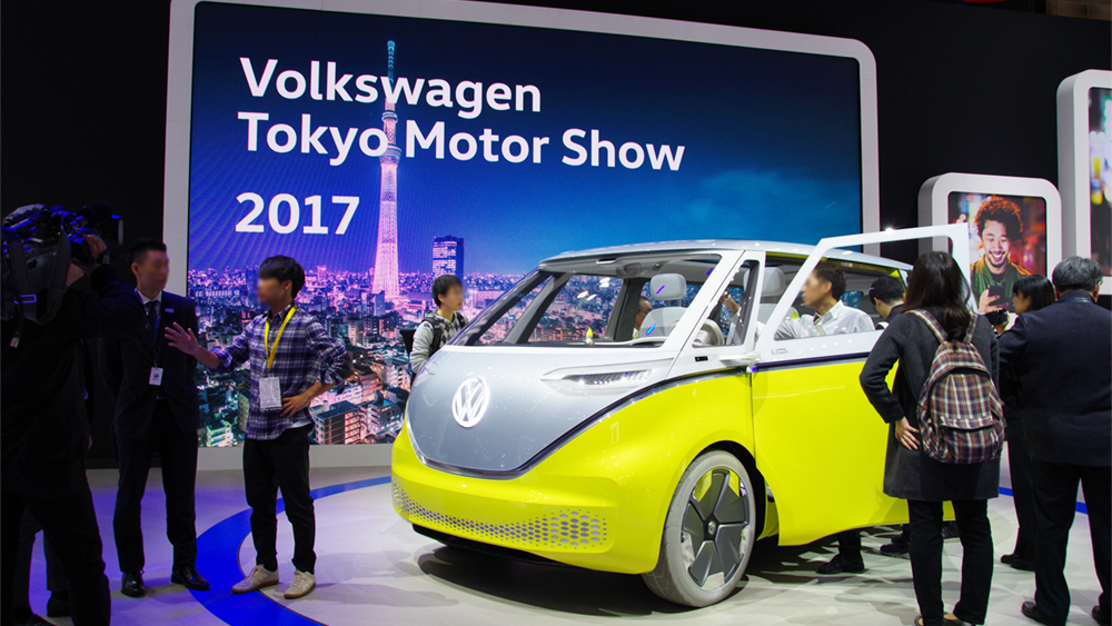 VW_JPN's tweet photo. 【 #東京モーターショー は明日まで】
日本初披露モデル「I.D. BUZZ」「Arteon」などの車両展示や、ミニチュア写真家 #田中達也 氏が監修したVR体験をお見逃しなく！

イベントは20時までの開催です！
https://t.co/vxO37RwsiB
#45thtms https://t.co/hBZCJ6tMug