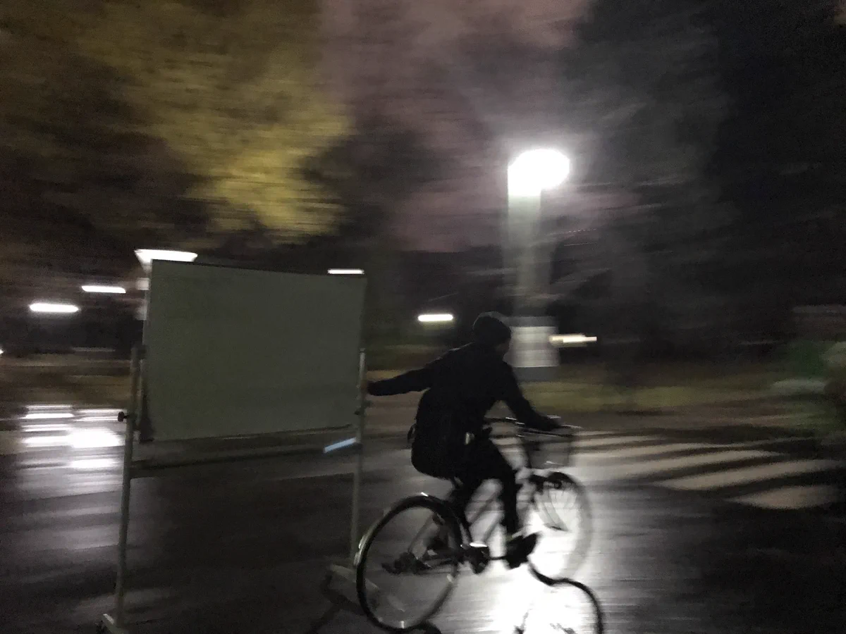 その発想はなかった！ホワイトボードを自転車で運ぶやつｗｗｗ