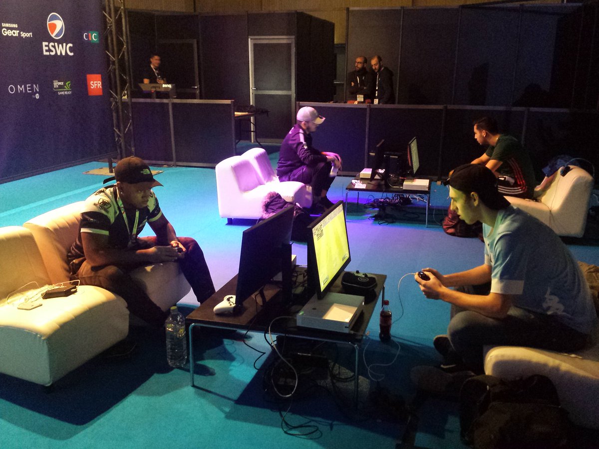 FuryVS_'s tweet photo. La compétition est lancé pour @Cursorr_ representant le @ToursFC  qui joue contre @Epsilon_Fully !!! #ESWC #PGW2017 https://t.co/end5YTI60m