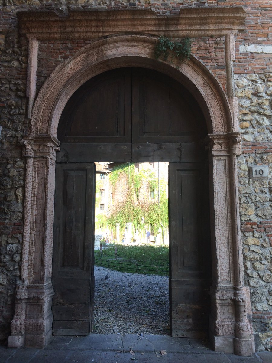 GuidandoVi's tweet image. ✨Magic doors!✨Giardino del teatro Olimpico di #Vicenza! #guidandoVi