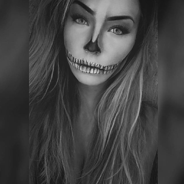 LouRock12's tweet photo. Reposting @miss.brittany.mae:
Why didn't the skeleton go to the scary movie? BECAUSE SHE DIDN'T HAVE THE GUTS. 😂 Gotta love a good cheesey https://t.co/bA1nLKAtSc