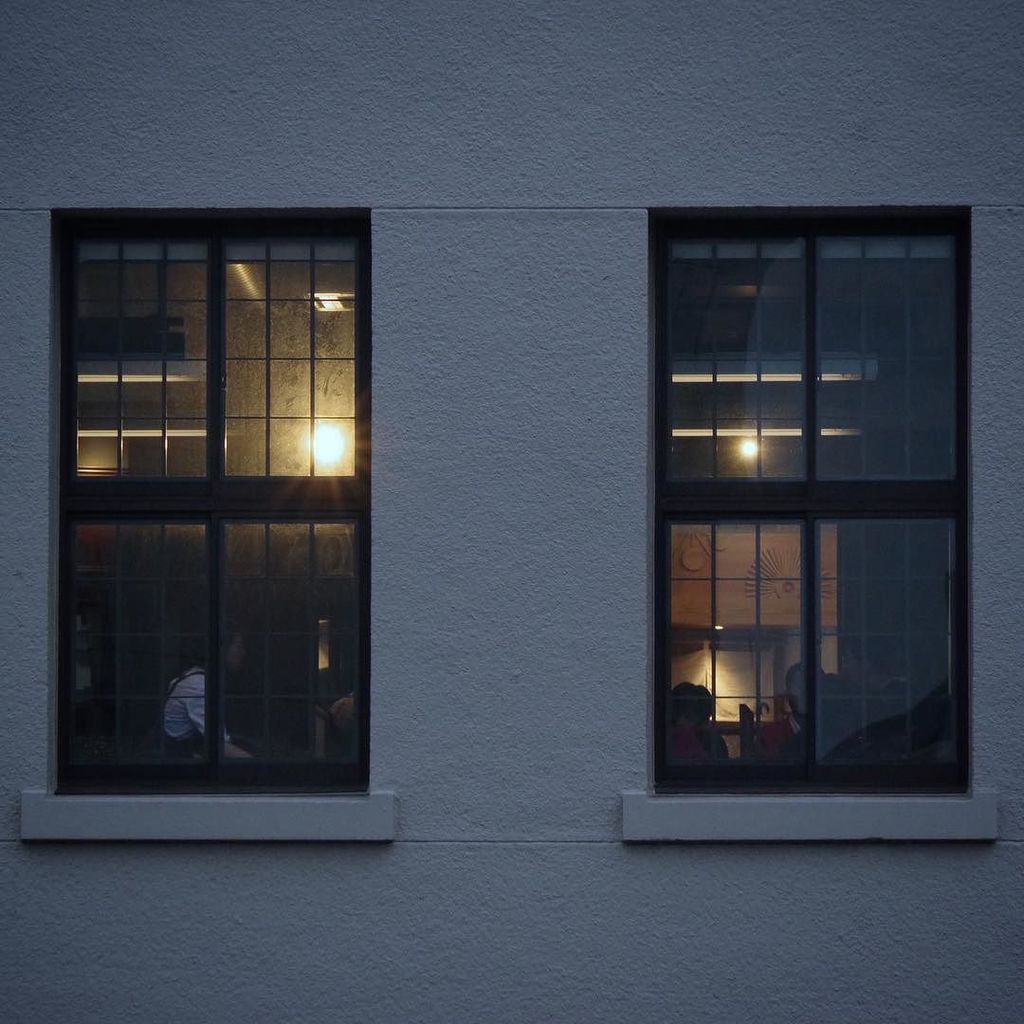 月光堂 Ar Twitter 窓 きっと僕は窓が好きなんでしょうな 窓 窓明かり 人影 T Co Bwpyoiog26