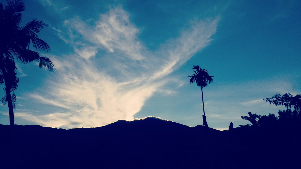 myHanbabe's tweet photo. Sunset gives me the courage to go after my dreams. It gives me hope, a new tomorrow for a new chance.
#MtHalcon #Sunset https://t.co/813gg52QUg