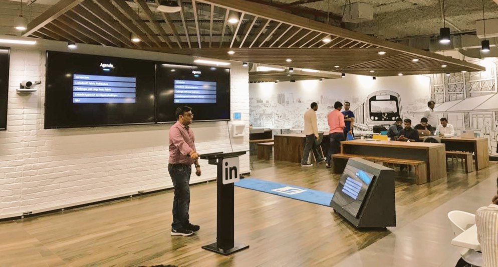 ventybeauty's tweet photo. Our very own Navneet Nagori sharing LinkedIn's approach to Hyperscale DC @LinkedInIndia #PieMeetup @LinkedInEng https://t.co/EAkOQJmQzj