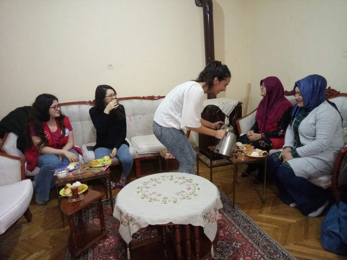 Gönüllü gençlerimiz ile Tuğçe kardeşimize #Çayageliyoruz  da keyifli bir akşamdı. Hürmetlerinden ve güler yüzlerinden ötürü müteşekkiriz.