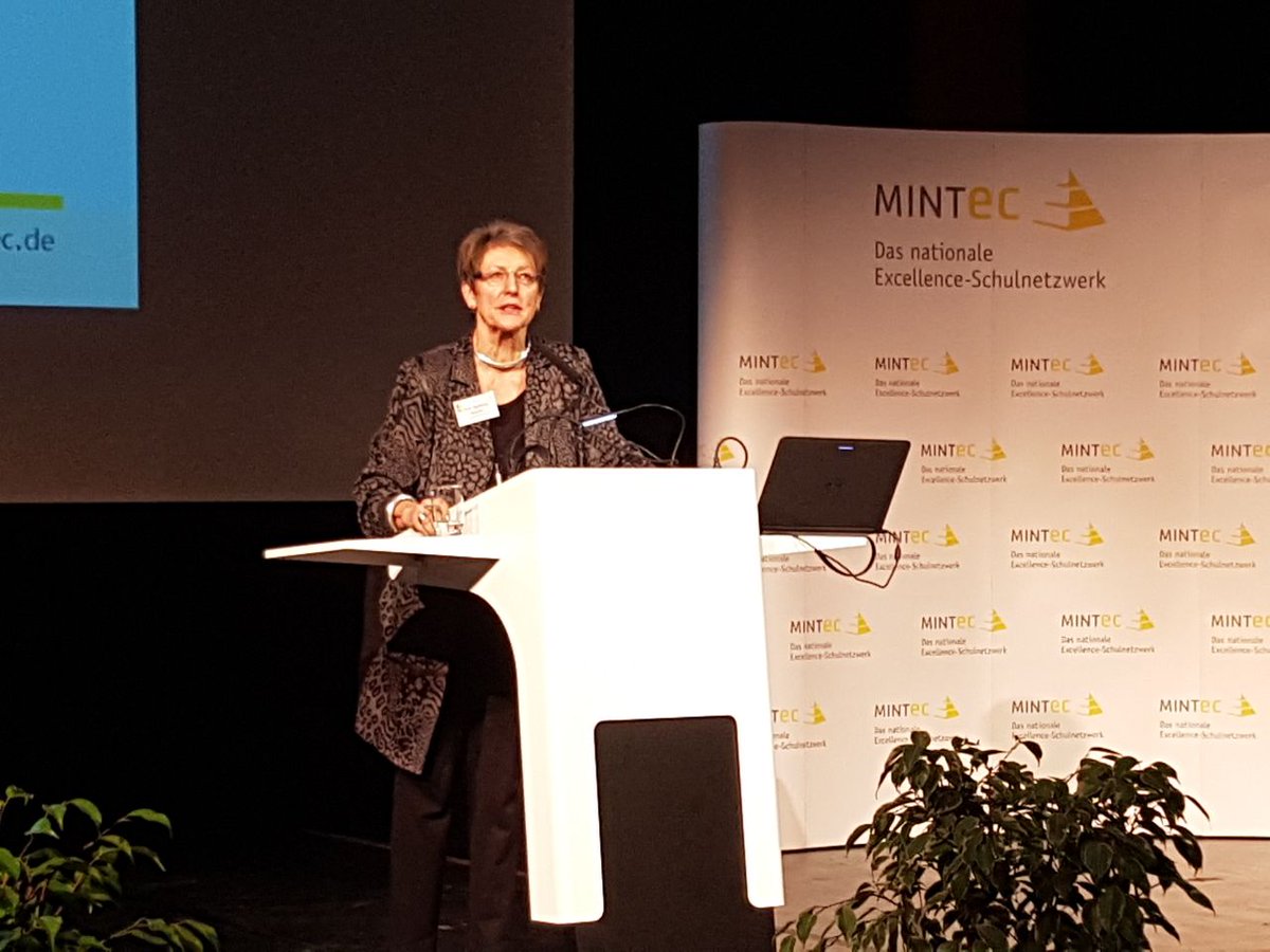mint_ec's tweet photo. Grußwort Prof. Ingeborg Henzler, Dr. Hans Riegel-Stiftung, zum gemeinsamen #mint_ec Schulwettbewerb. Drei Schulen werden ausgezeichnet. https://t.co/DkwynLXcDn