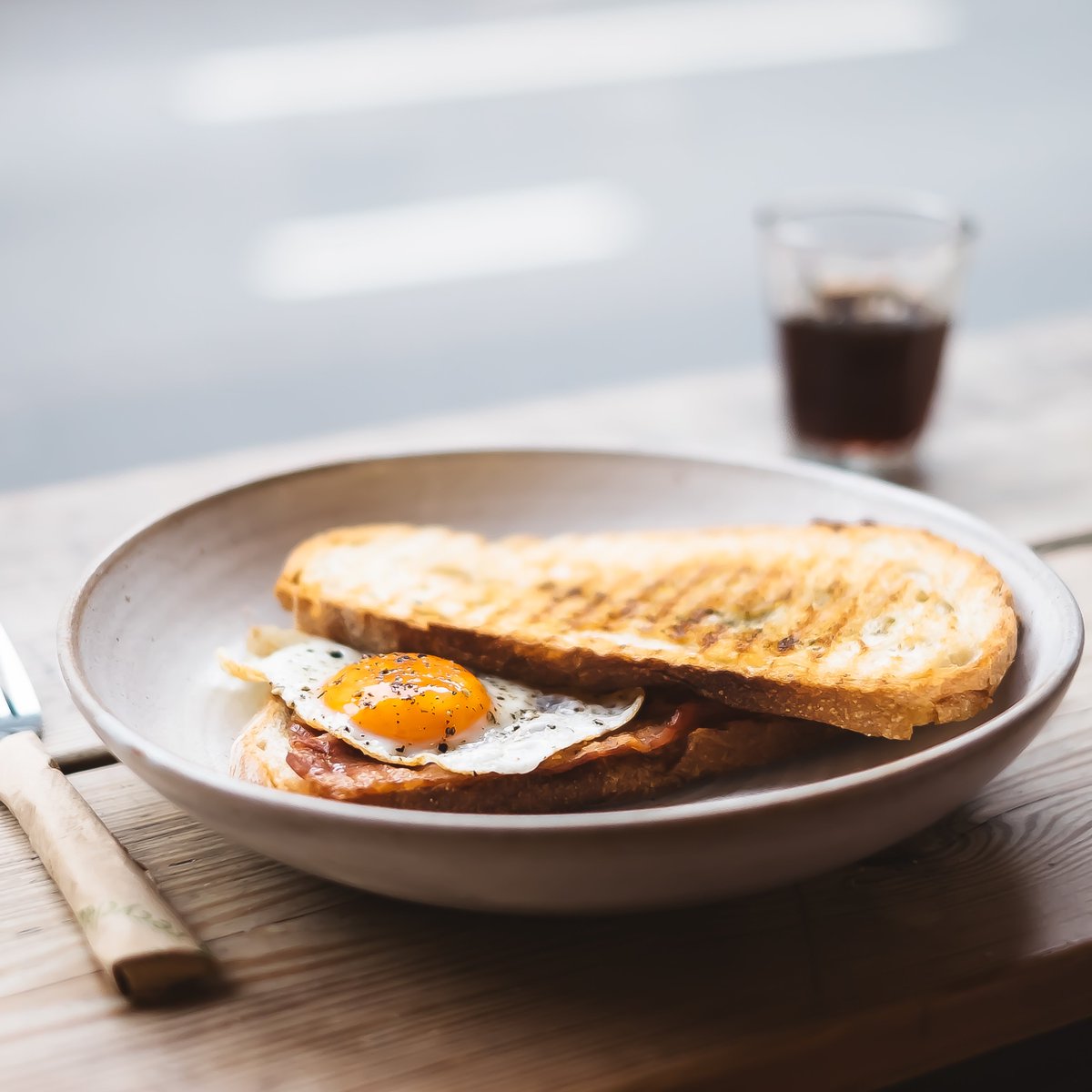 #MapleCured smoked #streakybacon with a fried #egg, atop freshly baked #sourdough with rosemary and garlic butter = #brunch done right 🍳🥓