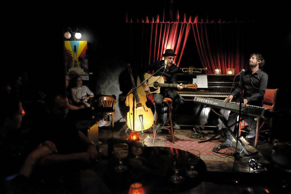 cartagenajazz's tweet photo. OFF JAZZ | Ayer noche Lagartija Nick (Antonio Arias) y Dr. Montañez estrenaron el #Offjazz de esta edición en Mister Witt Café 🎶 https://t.co/Y3bYzej3Re