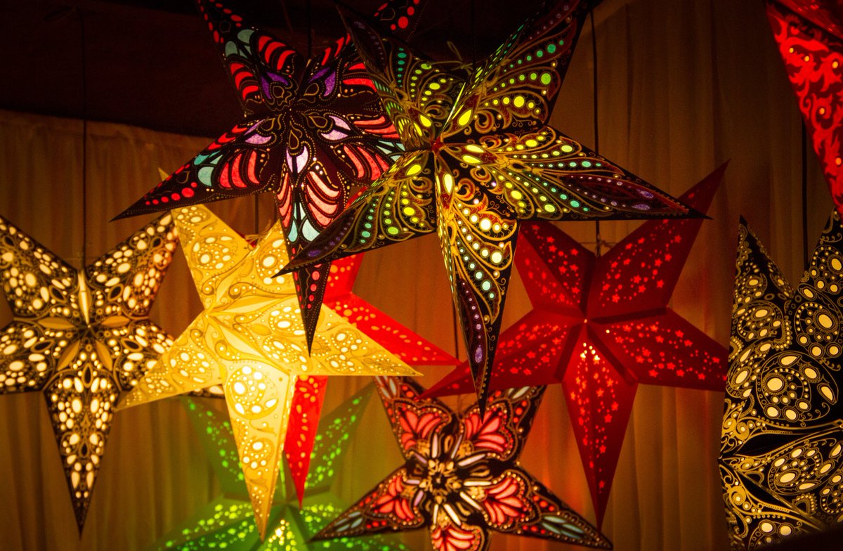 BramptonMarket's tweet photo. Out 2nite for #Fireworks &amp; fun?#Brampton Pop-Up opens at #TheBrit 7-late for Hot Gin Toddies, hot dogs,roast chestnuts &amp; @paperstarlights https://t.co/lguOamH9kq