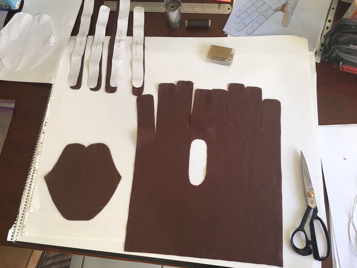 GProIllustrator's tweet image. Stage 1 Suede gauntlets complete ready for the armour 😊🎭📽
