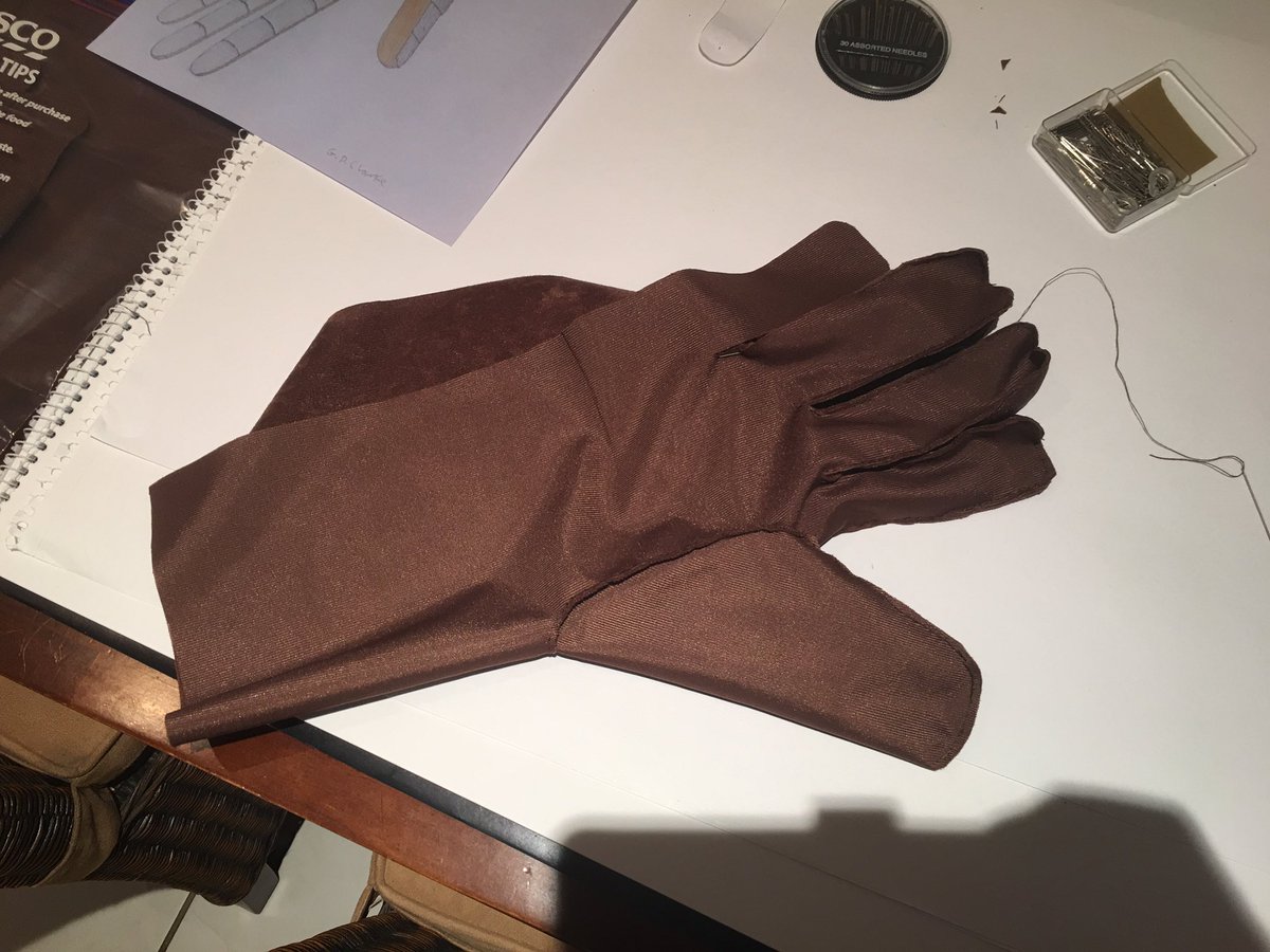 GProIllustrator's tweet image. Stage 1 Suede gauntlets complete ready for the armour 😊🎭📽