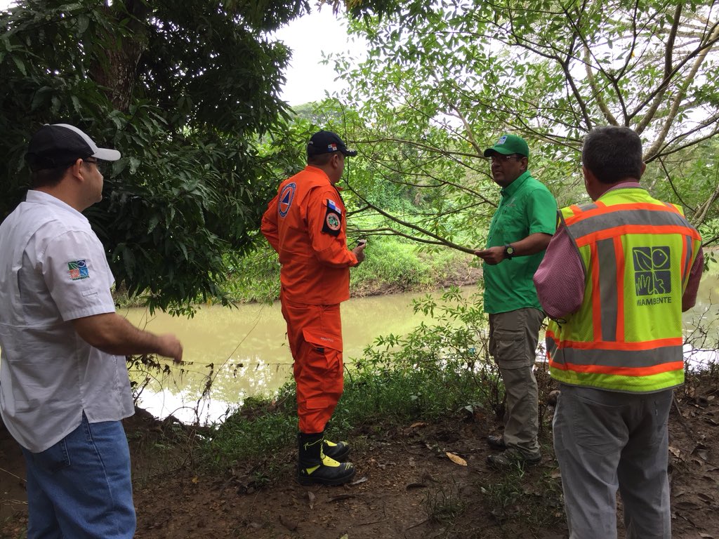 Sinaproc_Panama's tweet photo. DG @donderisja realiza inspección técnica junto a ministro @EmilioSempris en el Río Parita #FTCAyuda https://t.co/REXQzFX9pV
