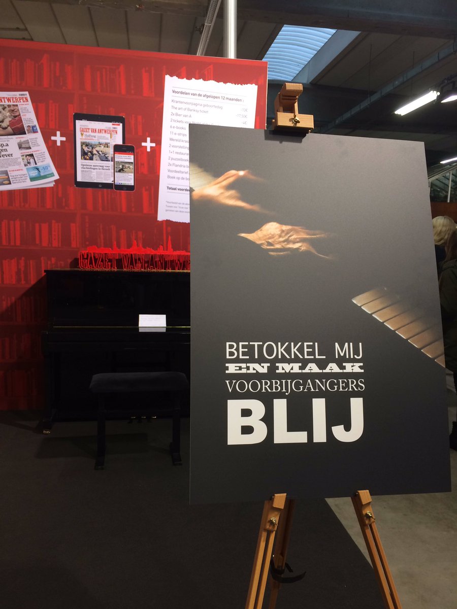 eline_smet's tweet photo. Rustig de krant lezen of een beetje piano spelen, het kan allemaal bij Gazet Van Antwerpen (stand 310)! #bkb2017 #bkb17 https://t.co/6bN7tTtQB3