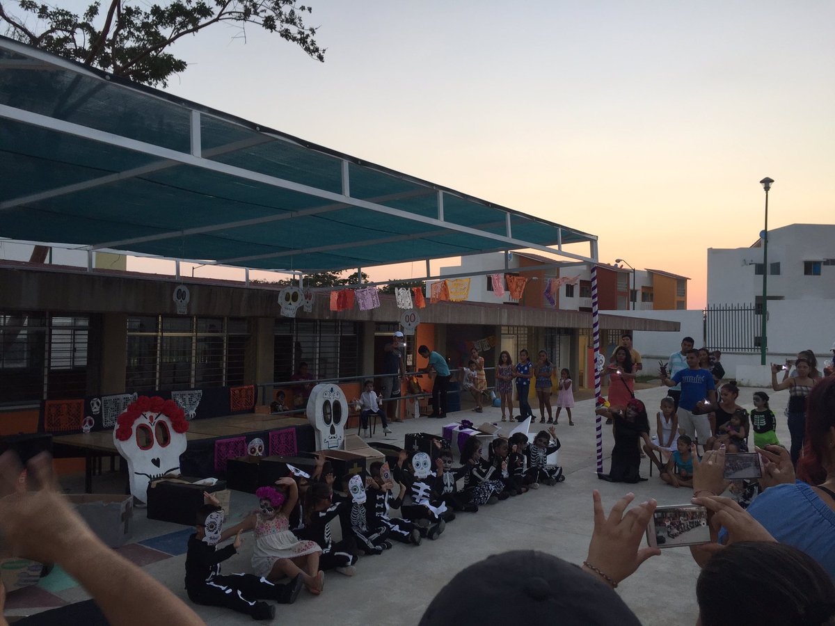 LauraIbarraP's tweet photo. Evento de " Día de muertos" JdN "Centenario de la Constitución" @dalilacs4 https://t.co/WmUdrjev2L