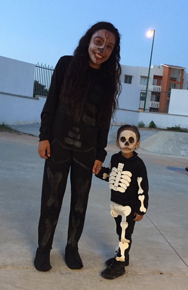 LauraIbarraP's tweet photo. Evento "Día de muertos" concurso catrinas y catrines; JdN "Centenario de la Constitución" @dalilacs4 https://t.co/n8xZ3rEO8C